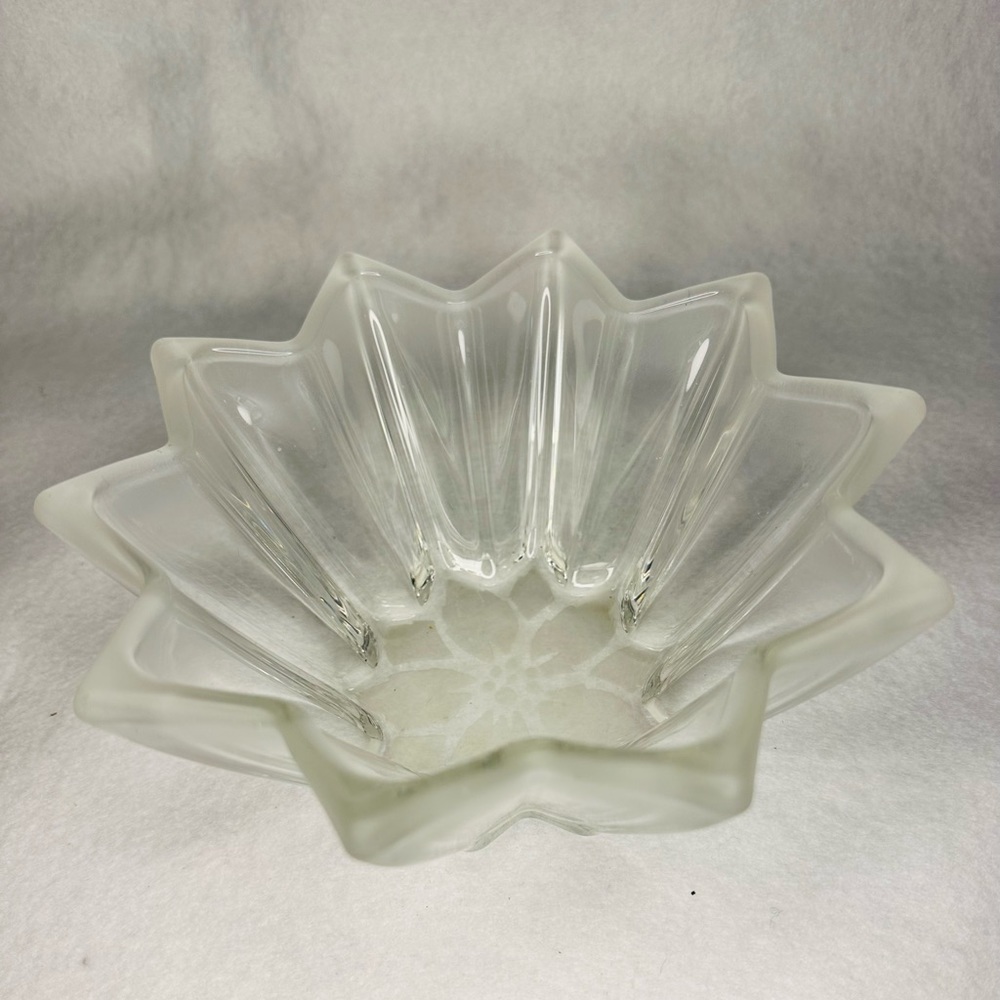 Mikasa Poinsettia Bloom 7 1/2" clear and frosted glass bowl. Original box - Picture 6 of 8